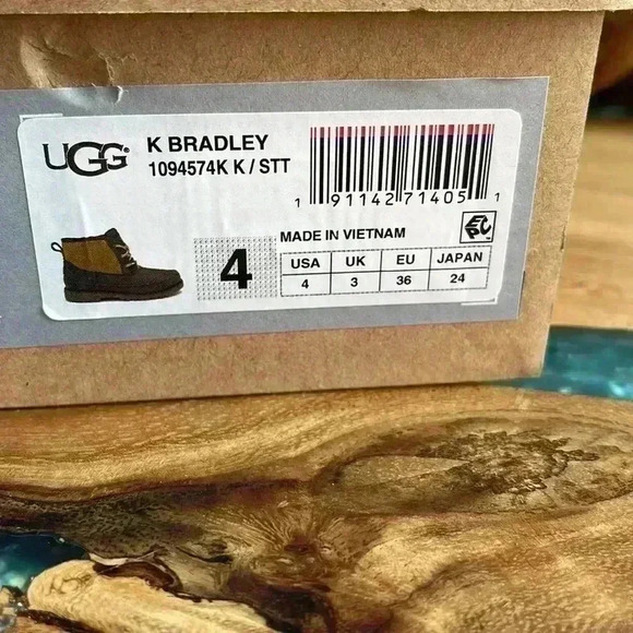 Ugg Child size 4 hiking boot. - Picture 4 of 9